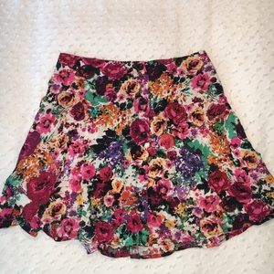 Floral buttoned flowy mini skirt